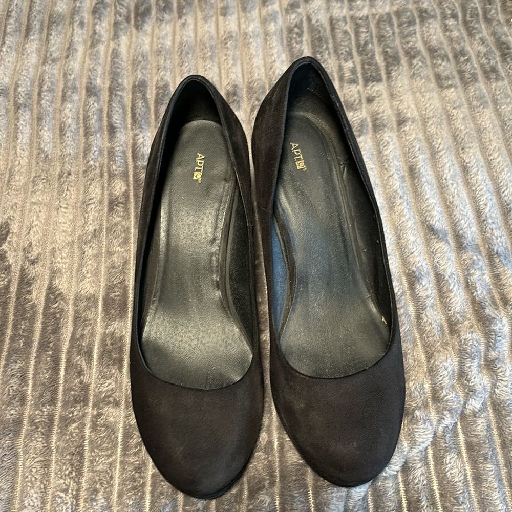 Black wedges
